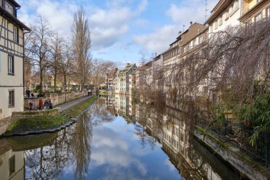 Alsace, Aralık: Strasbourg 'un eski şehir merkezinin renkli evleri manzarası.