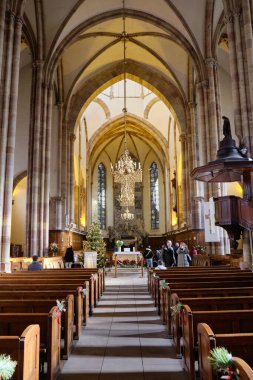 Fransa, Alsace, Strasbourg: Çerçeve evleriyle Notre Dame katedralinin manzarası