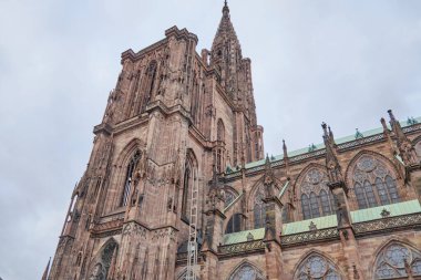 Fransa, Alsace, Strasbourg: Çerçeve evleriyle Notre Dame katedralinin manzarası