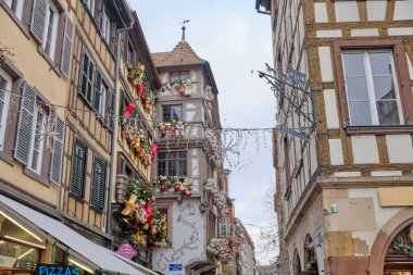 Alsace, Aralık: Strasbourg 'un eski şehir merkezinin renkli evleri manzarası.