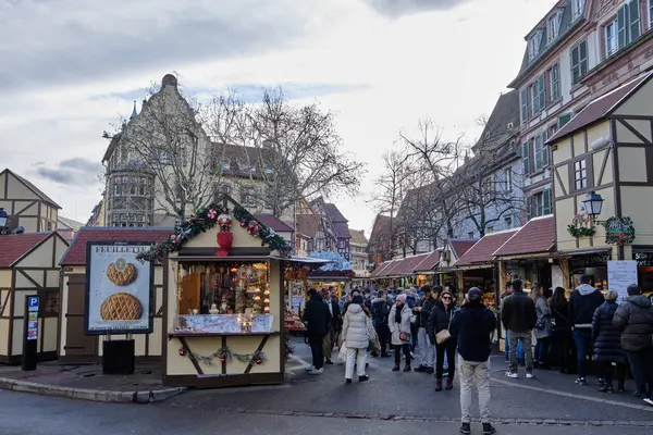 Alsace, Aralık: Renkli romantik şehir Colmar, Fransa, Alsace 'ın güzel manzarası