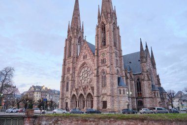 Alsace, Aralık: Strasbourg 'un eski şehir merkezinin renkli evleri manzarası.