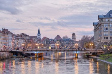 Alsace, Aralık: Strasbourg 'un eski şehir merkezinin renkli evleri manzarası.