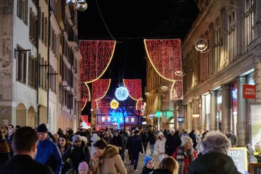Alsace, Aralık: Strasbourg 'un eski şehir merkezinin renkli evleri manzarası.