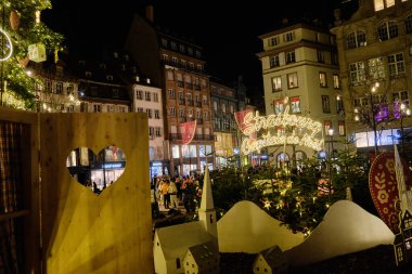 Alsace, Aralık: Strasbourg 'un eski şehir merkezinin renkli evleri manzarası.