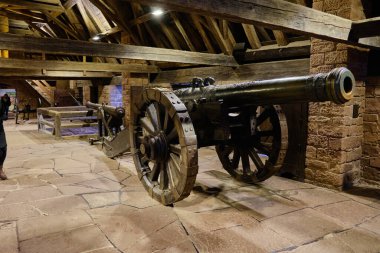 Alsace, Aralık: Haut-Koenigsbourg kalesinin duvarından Alsas panorama ve üzüm bağlarının üzerinden Kara Orman 'a bakın