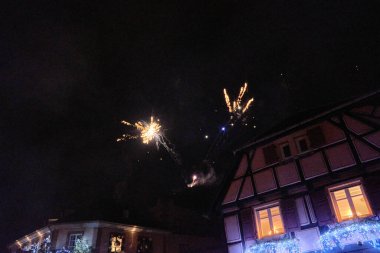 Alsace-Aralık: Ribeauville 'in havai fişekli gece görüntüsü