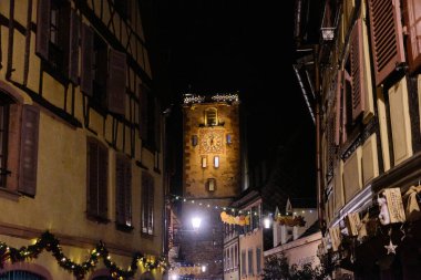 Alsace-Aralık: Ribeauville 'in havai fişekli gece görüntüsü