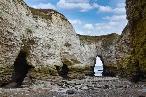 Mağaradaki harabeler, dağın arkasındaki dağlar. Taşların dokusunu..