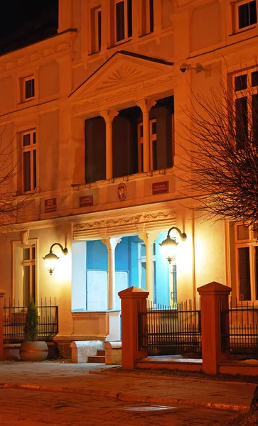 Polonya 'nın Dobre Miasto kentindeki belediye binasına giriş.