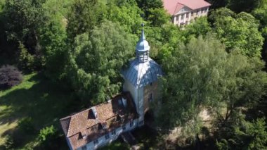 Smolajny 'deki malikane. Giriş kapısı olan bir drondan. Ilık, Polonya.