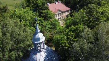 Smolajny 'deki malikane. Giriş kapısı olan bir drondan. Ilık, Polonya.