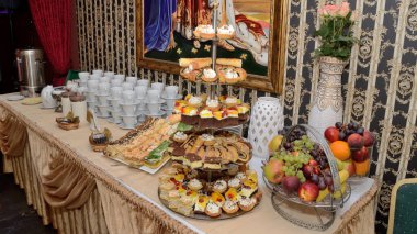 Düğündeki tatlı masa.