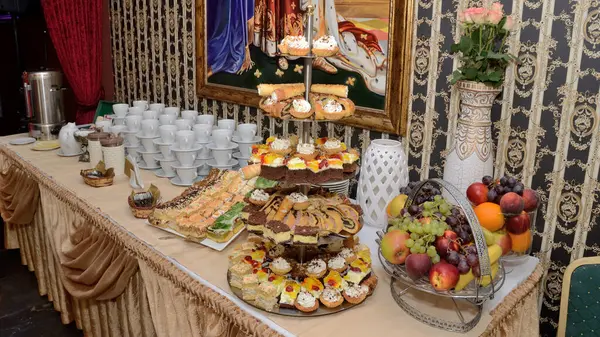 Düğündeki tatlı masa.