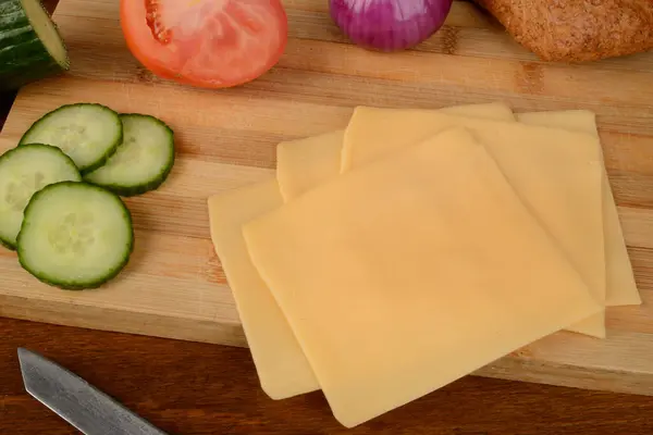 Tabakta sebzeli peynir