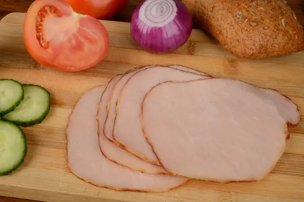 Tahtada sebzeli jambon.