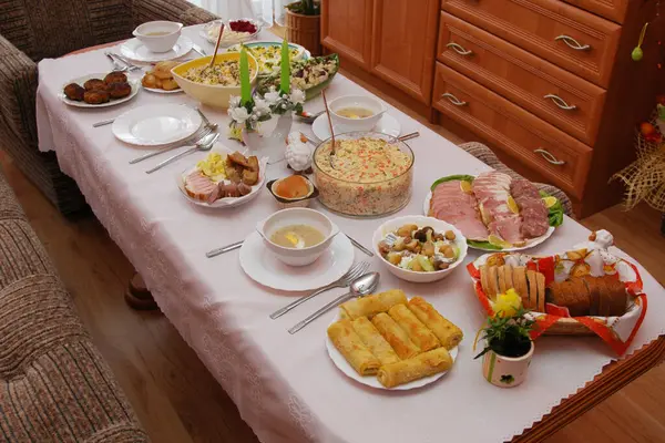 Büyük bir ziyafetten önce bir masa