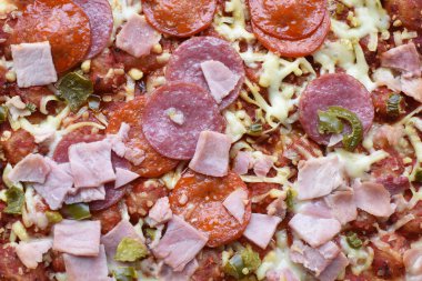 Salamlı pizza yakın plan.