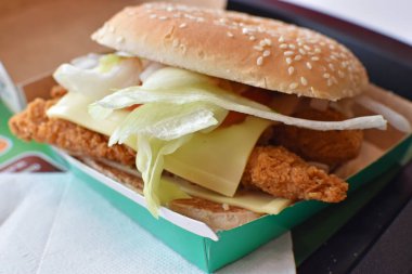 Tavuklu susamlı çörek.