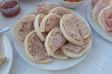 Bir sürü ton balıklı sandviç.