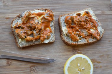 Konserve balıklı lezzetli sandviçler.