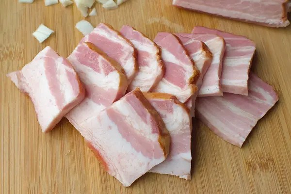 Tahtada dilimlenmiş pastırma