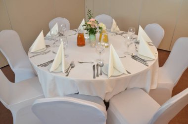 Restoranda beyaz masa.