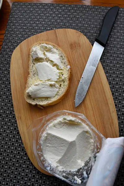 Süzme peynirli sandviç.