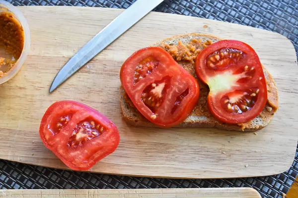 Domates ve yapıştırıcılı sandviç.