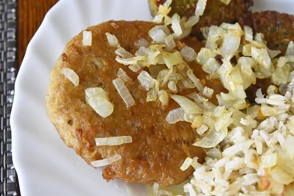 Pirinç ve soğanlı sebze burger.