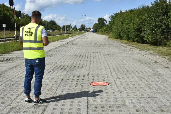 Uyarı yeleğinde İHA operatörü