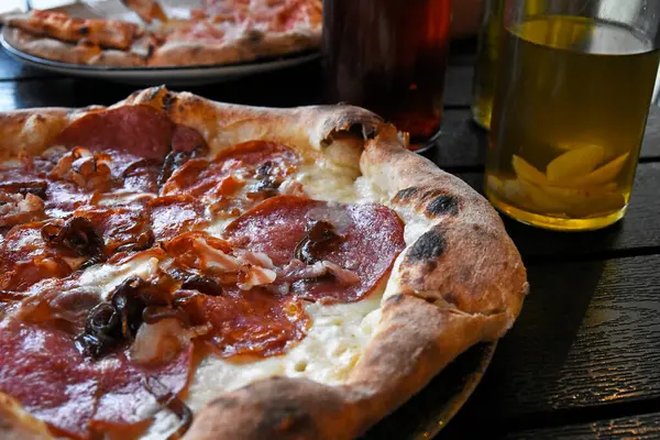 Salamlı ve zeytinyağlı İtalyan pizzası.