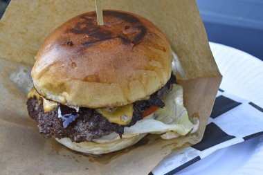 Hamburger, marul ve hardal.