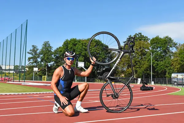 Yarış pistinde bisiklet süren bir bisikletçi.