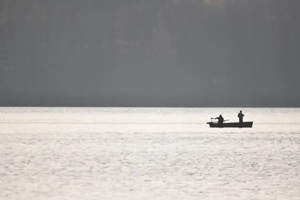Balıkçılar tekneden balık yakalıyor.