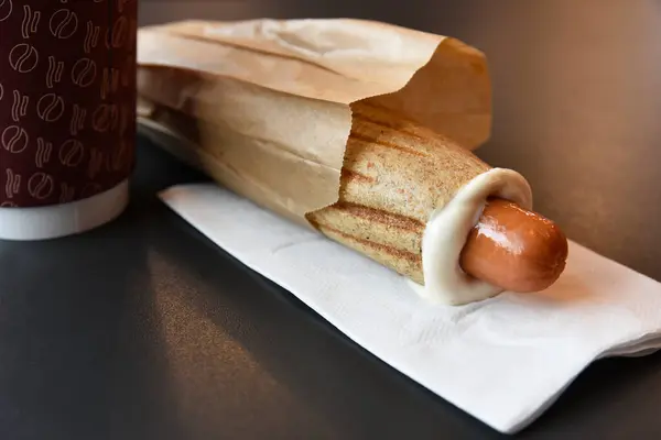 Kahveli sosisli sandviç.