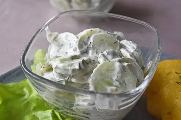 Akşam yemeğinde salatalık.