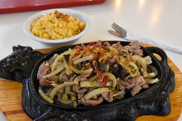 Demir bir tabakta Çin yemeği