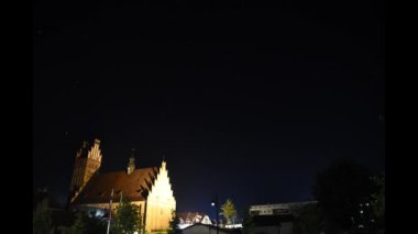 Dobre Miasto Polonya üzerinde gece vakti gökyüzü