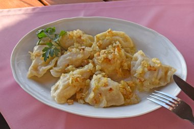 Lokantada bir tabakta domuz yağlı börek.