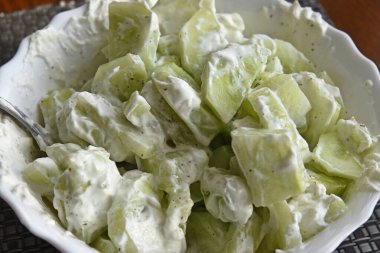 Kremalı ve biberli salata.