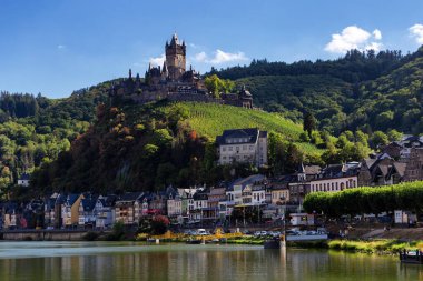 Cochem, Almanya. Moselle nehri üzerindeki eski kasaba ve Cochem (Reichsburg) şatosu.