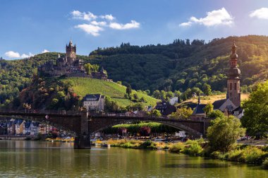 Cochem, Almanya, güzel tarihi kent romantik Moselle Nehri, sonbahar renk bir tepe üzerinde Reichsburg kale şehir manzaralı