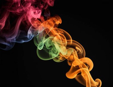 Siyah arkaplanda yeşil kırmızı duman.