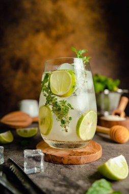 Buzlu Mojito kokteyli uzun rom, taze nane, kekik, limon suyu, soyut arka planda kamış şekeri ve soda. Yaz buzlu içeceği ve kokteyl