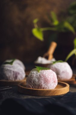 Japon mochi 'si ya da kırmızı fasulye ve çilekle doldurulmuş pirinç keki, üstünde nane yaprağı. Japon geleneksel pirinç keki.