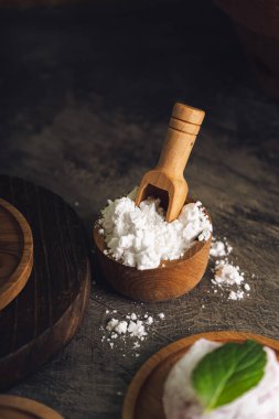 Japon mochi 'si ya da kırmızı fasulye ve çilekle doldurulmuş pirinç keki, üstünde nane yaprağı. Japon geleneksel pirinç keki.