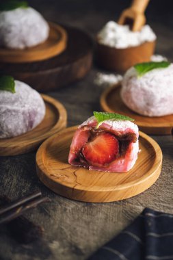 Japon mochi 'si ya da kırmızı fasulye ve çilekle doldurulmuş pirinç keki, üstünde nane yaprağı. Japon geleneksel pirinç keki.