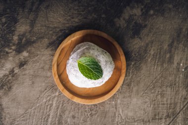 Japon mochi 'si ya da kırmızı fasulye ve çilekle doldurulmuş pirinç keki, üstünde nane yaprağı. Japon geleneksel pirinç keki.