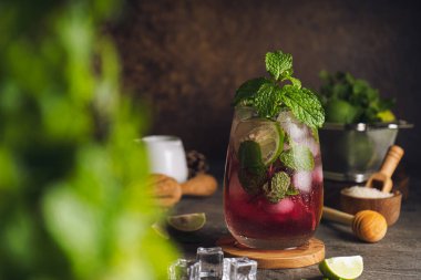 Çilekli, limonlu, naneli, romlu ve buzlu mojito kokteyli..